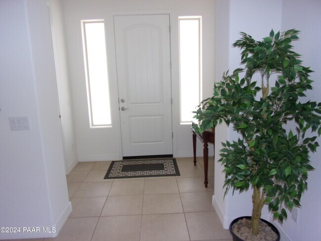 Building Photo - 5134 N Fairmount Ct
