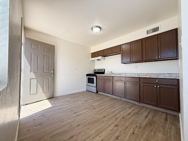 Building Photo - Fully Remodeled 2-Bedroom Townhome in Prim...