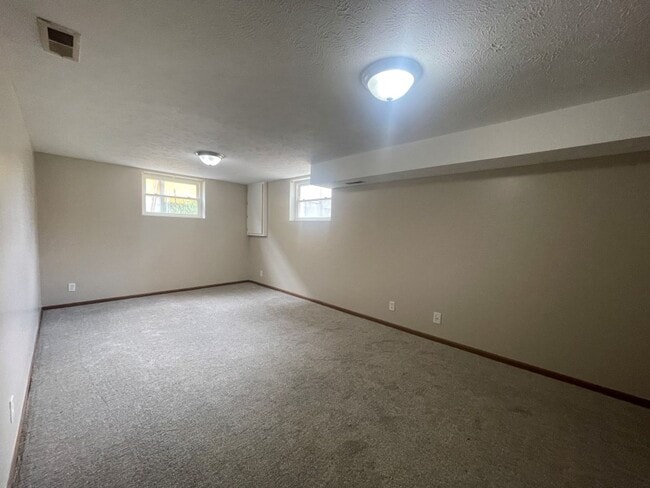 Building Photo - Home in Omaha for rent!