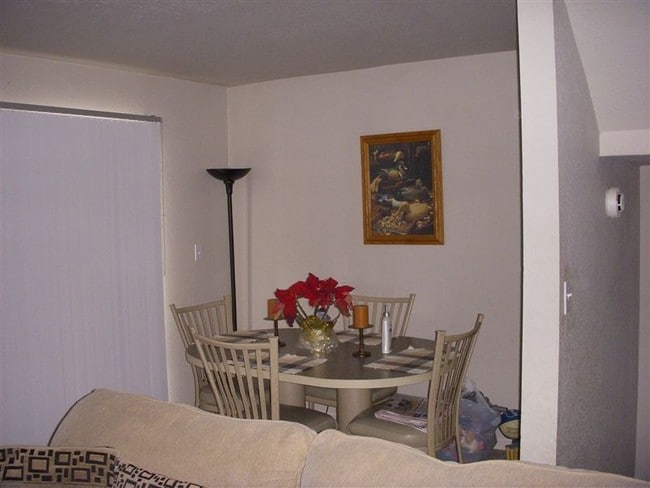 Building Photo - 2 br, 1 bath Apartment - Wells Villa
