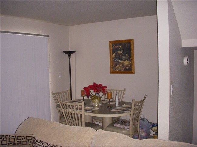 Foto del edificio - 2 br, 1 bath Apartment - Wells Villa
