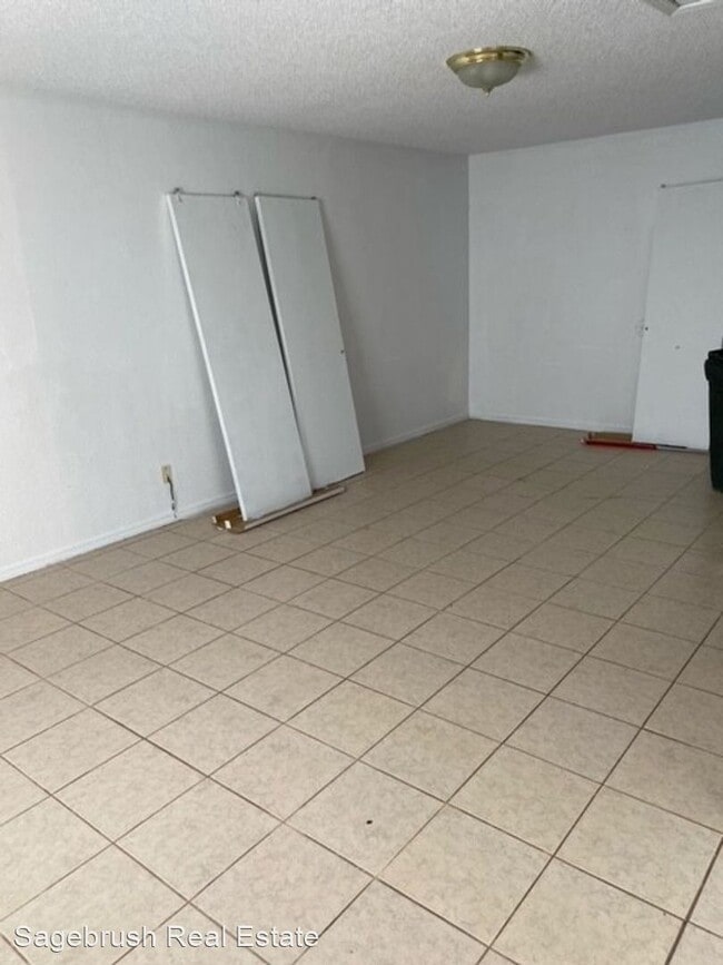 Building Photo - 3 br, 1.5 bath House - Herb Street 200