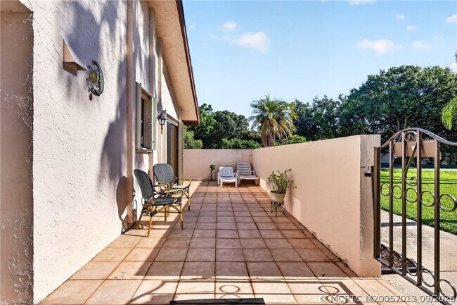 Building Photo - 3430 SE Martinique Trce