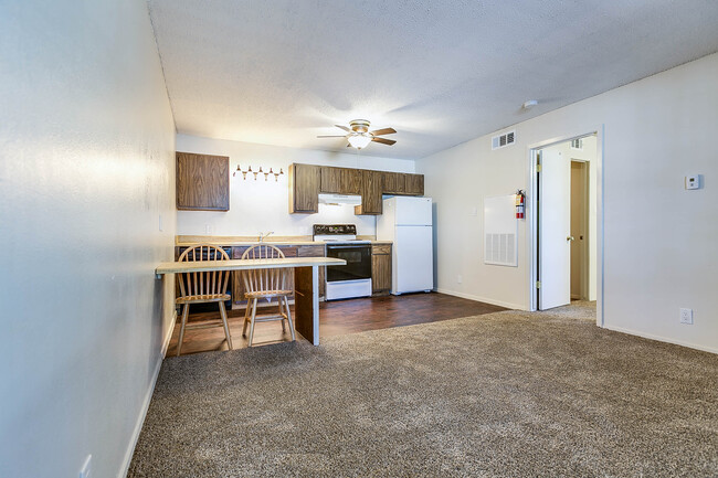 Sala de estar/Cocina/Mesa de comedor - Stadium Oaks Apartments