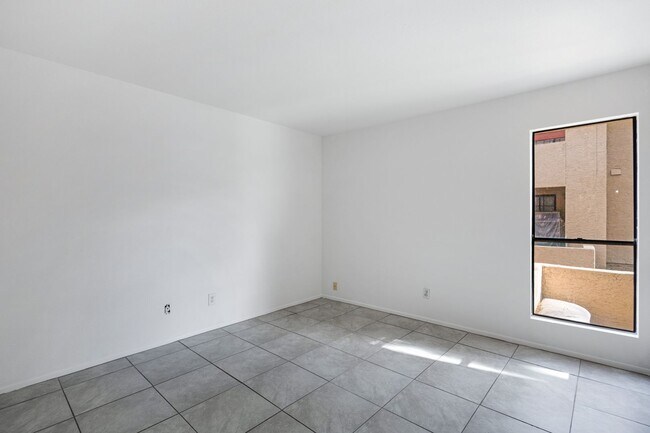 Foto del edificio - Freshly Updated Condo with In-Unit Laundry