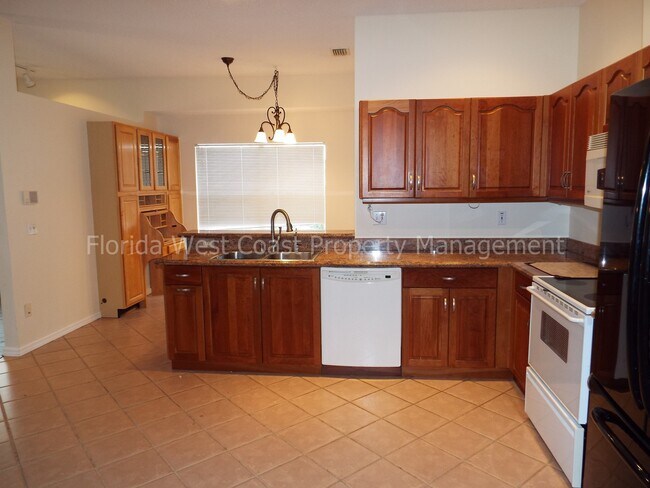 Building Photo - SPACIOUS 3 BEDROOM/2 BATH LOCATED NEAR UNI...
