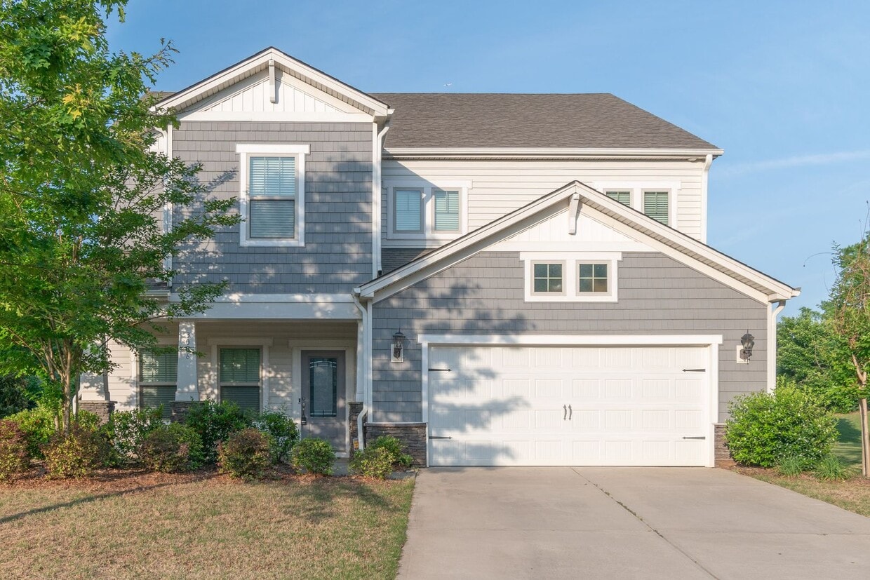 Primary Photo - Spacious & Elegant 4 Bedroom Home in Fort ...