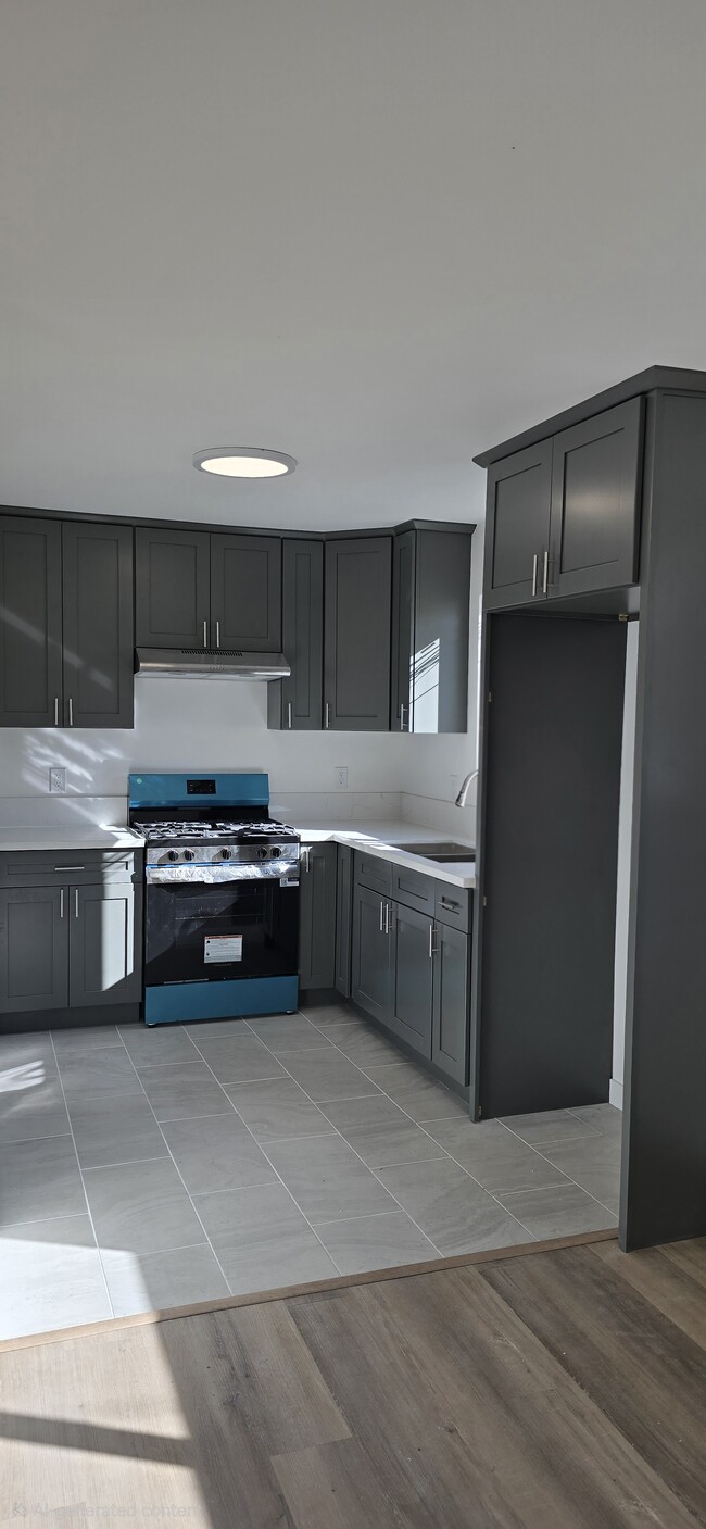 Photo - 1428 E 54th St Apartments