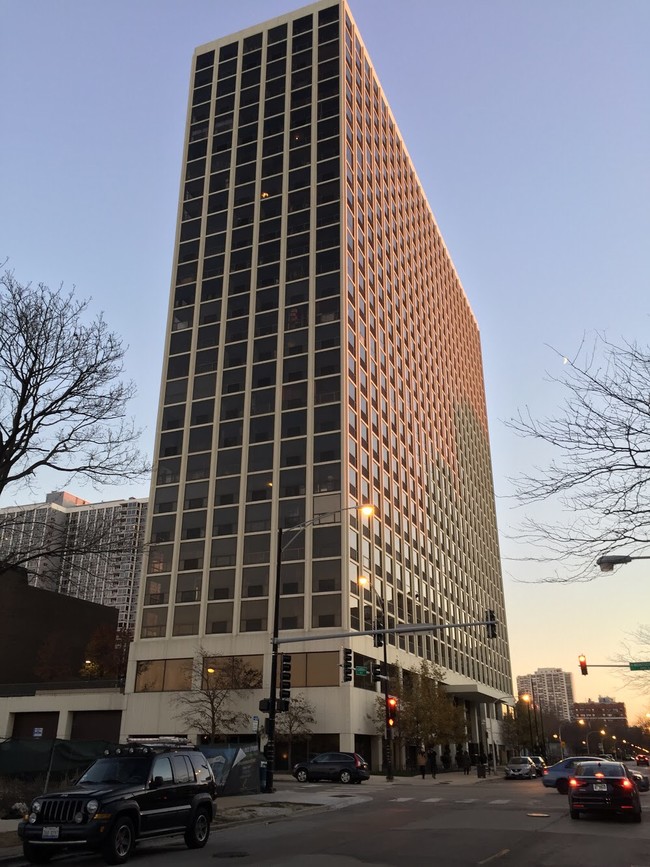 Building Photo - 4343 N Clarendon Ave