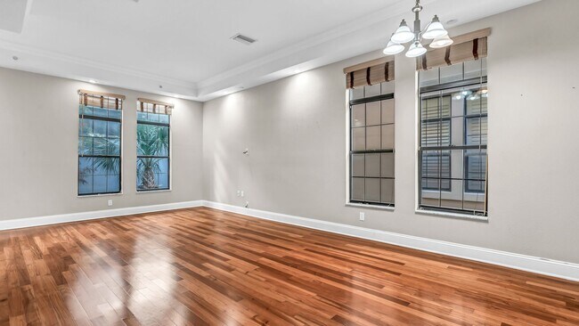 Foto del edificio - Gorgeous 2BR/2.5BA townhome with 2 car tan...