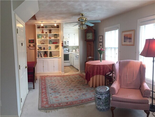 Dining area looking into kitchen - 141 Narragansett Ave