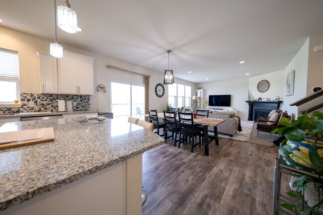 Foto del edificio - 5595 Queensland Ln N