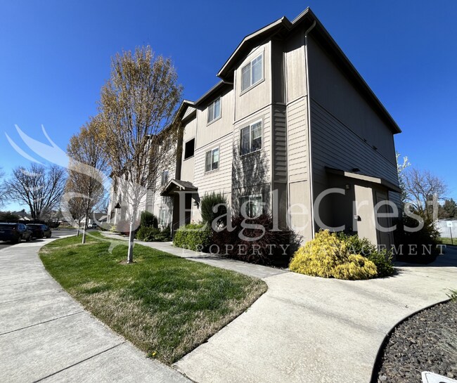 Foto del edificio - Two Bedroom, One and a Half Bathroom Unit