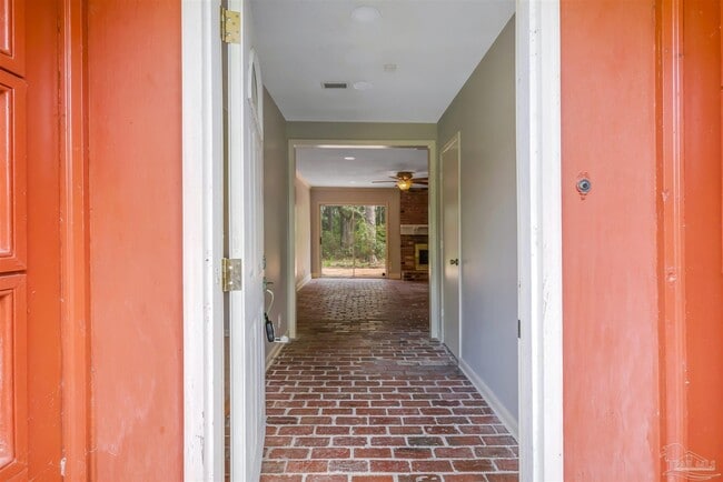 Building Photo - 81 Country Club Rd