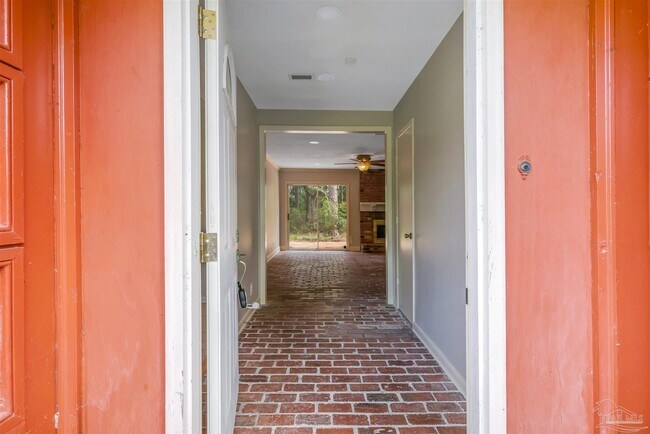Foto del edificio - 81 Country Club Rd