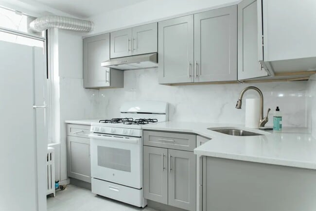 Building Photo - Furnished room/NOT APARTMENT