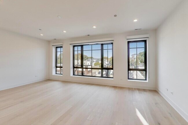 Building Photo - 1619 W Lawrence Ave