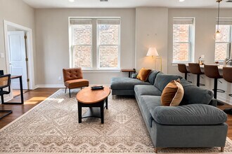 Building Photo - 736 N Throop St