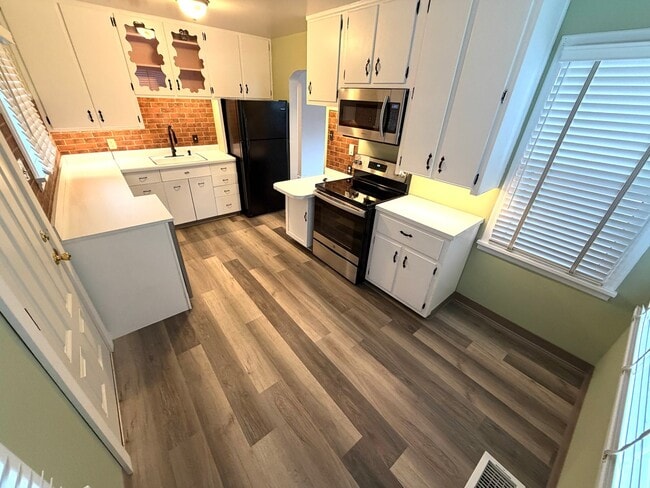 Building Photo - Charming 3 Bed 1 Bath Single Family Home W/ Fully Fenced Yard and Garage!