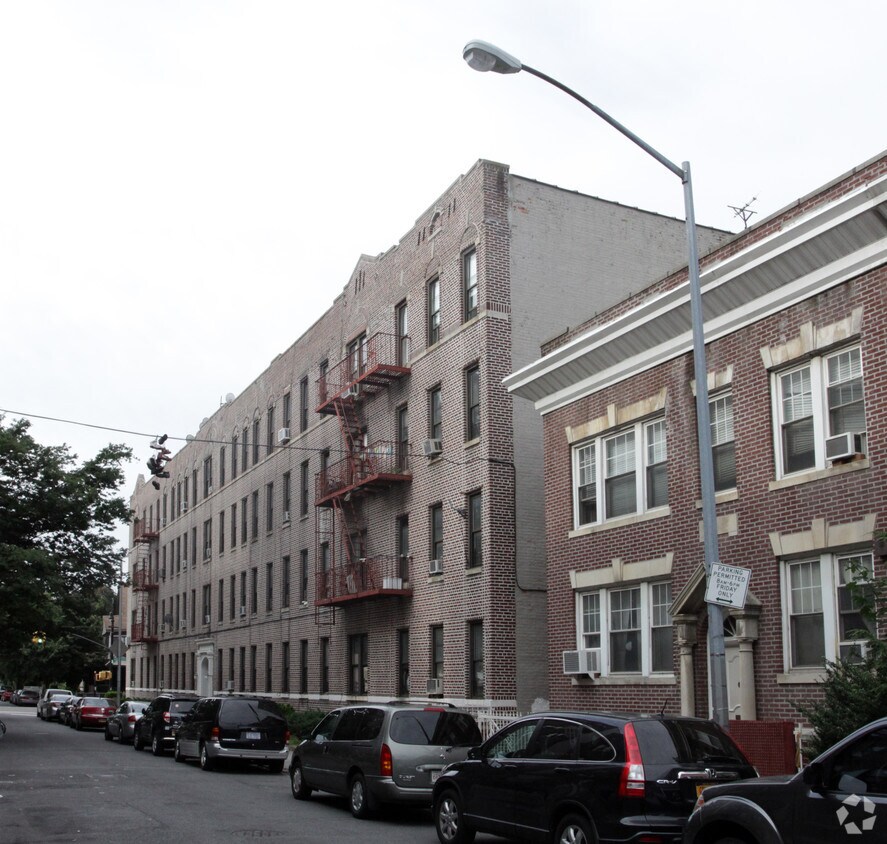 Building Photo - 1521 Beverley Rd