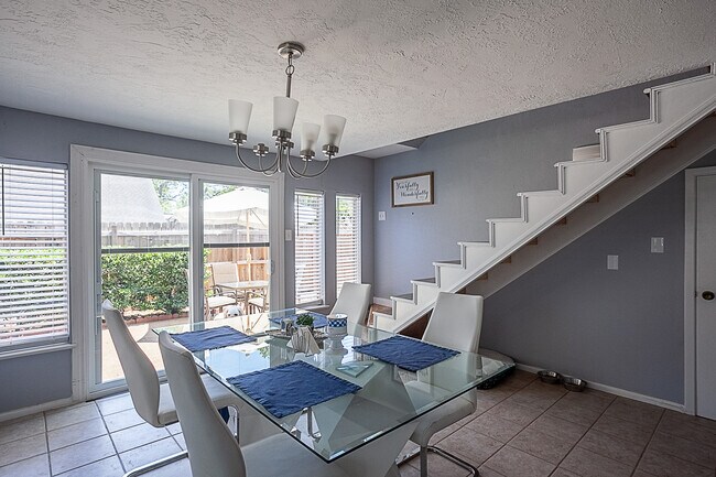 Foto del edificio - 3918 Chevy Chase Ln