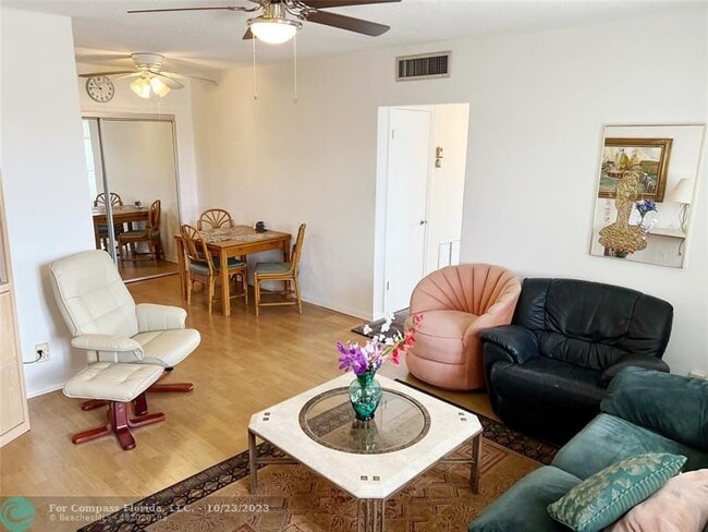 Building Photo - 310 S Cypress Rd