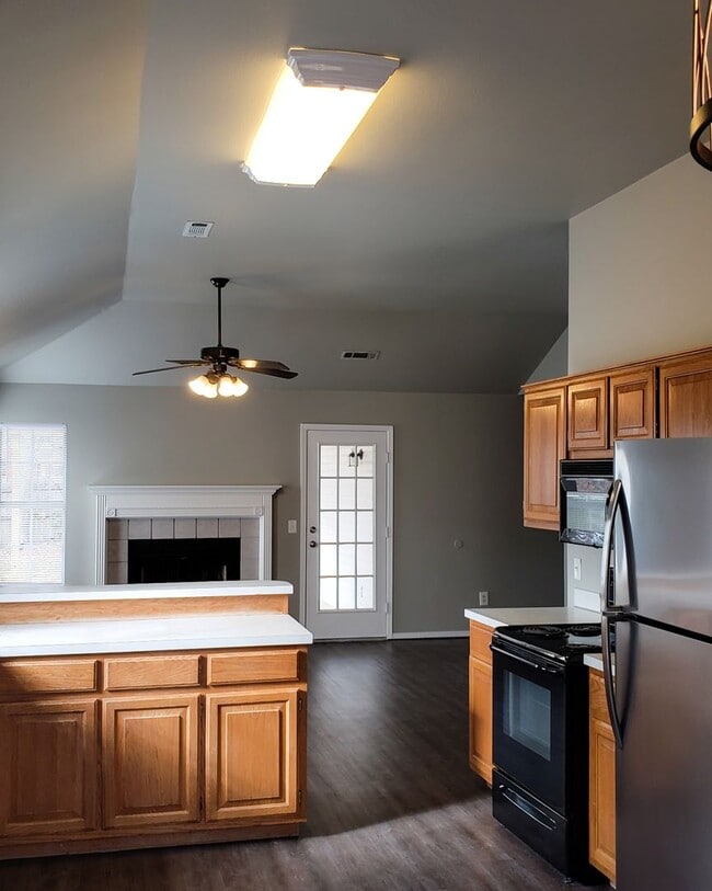 Building Photo - Great 4 Bedroom 2 Bath home and fenced yard!!!