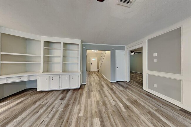 Building Photo - 2211 Silver Falls Dr