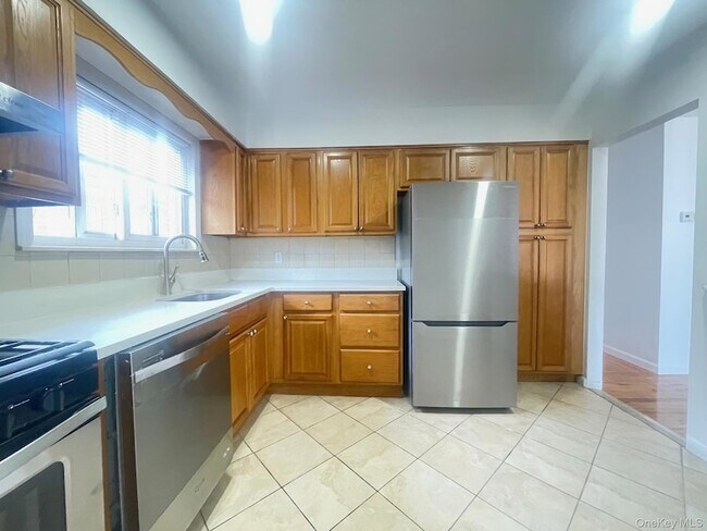 Foto del edificio - 4316 223rd Street Unit 2nd Floor