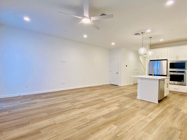 Foto del edificio - MOVE-IN SPECIAL!! Stunning 2024 Luxury 4BR/3BA Townhome with Resort Amenities - Rare Find in Apopka!