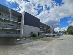 Building Photo - 7910 S Colony Cir