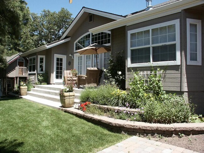Building Photo - 955 N Hulet Ln