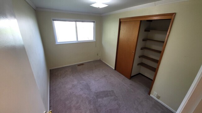 Building Photo - 943 165th Ave SE Bellevue, WA 98008 $2,500...