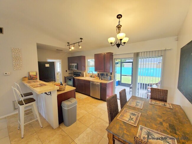 Building Photo - BEAUTIFUL 4 BEDROOM 2 BATHROOM HOME LOCATE...