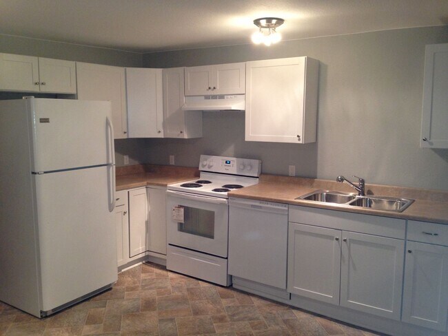 Building Photo - Pet Friendly 3 Bedroom with Fenced Yard, G...