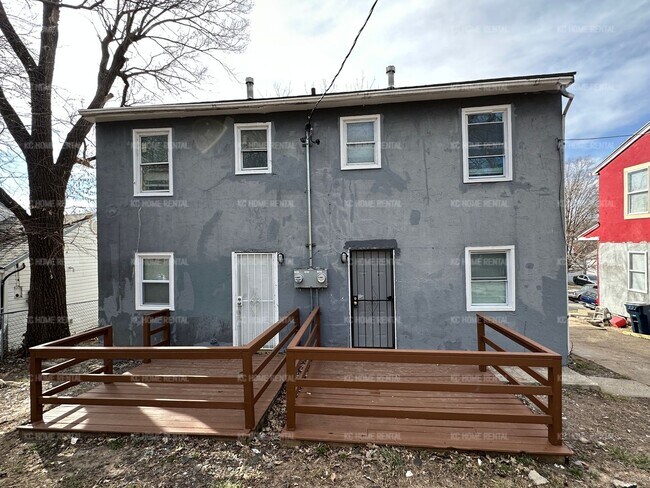 Building Photo - Updated 2 bed 1.5 bath in KCMO!