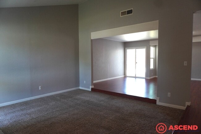 Building Photo - Cozy 3BD/2BA Home in Bakersfield's 93306 — Fully Equipped, Fireplace, Solar & All Pets Welcome!