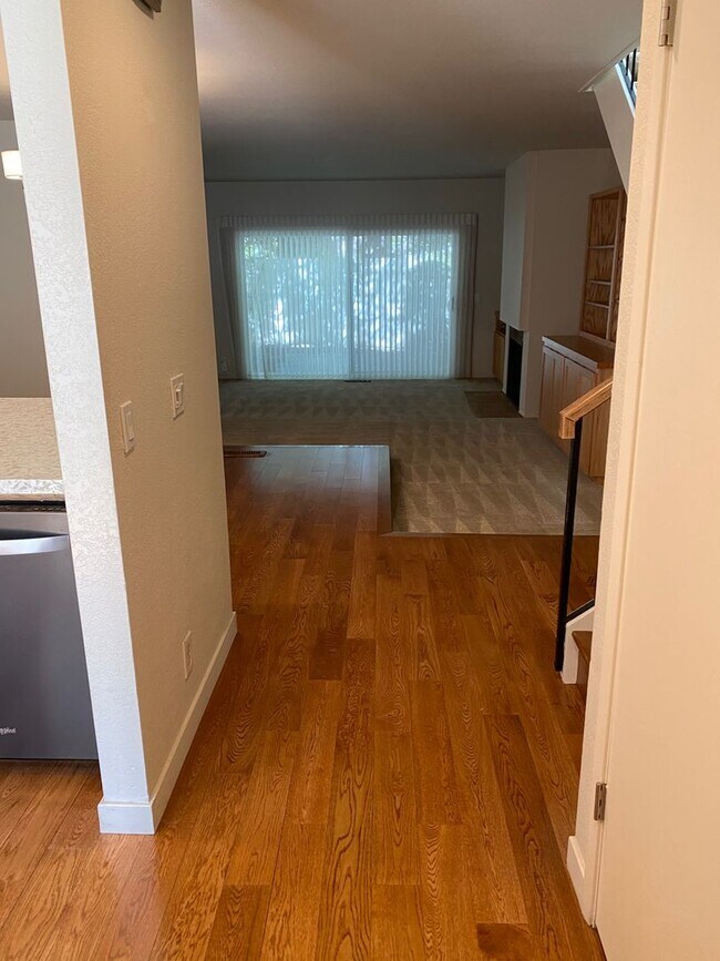 Foto del edificio - $4900-  Mountain View Townhouse-2 bedroom 2.5 bath.