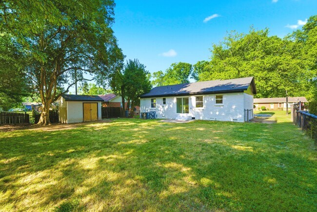 Foto del edificio - 6126 Amberly Ln