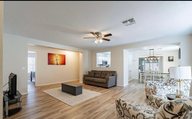 Foto del edificio - 13502 W Young St