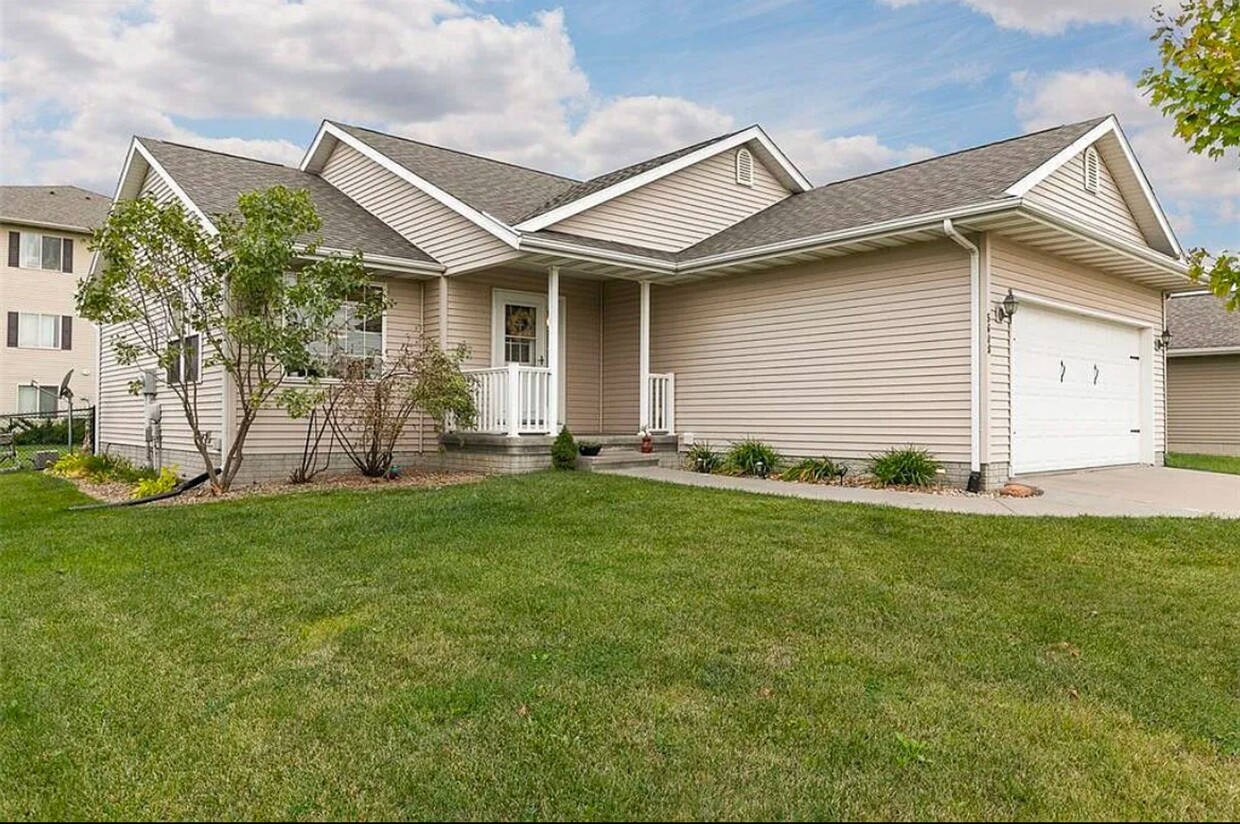 Foto principal - 3 bedroom ranch, 2 stall garage, Prairie D...