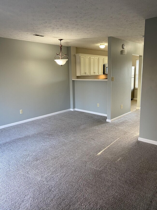 Foto del edificio - 646 Shadywood Ln