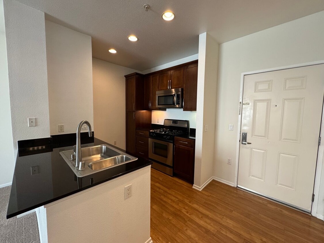Primary Photo - Stunning 1Bd/1Ba Condo in The Heart of Irv...