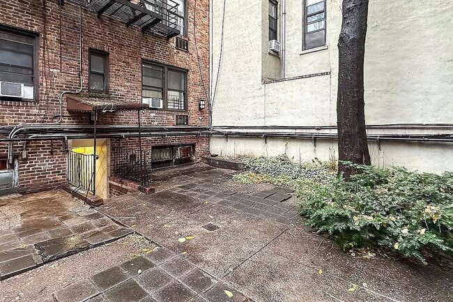 Building Photo - 32 Cornelia St