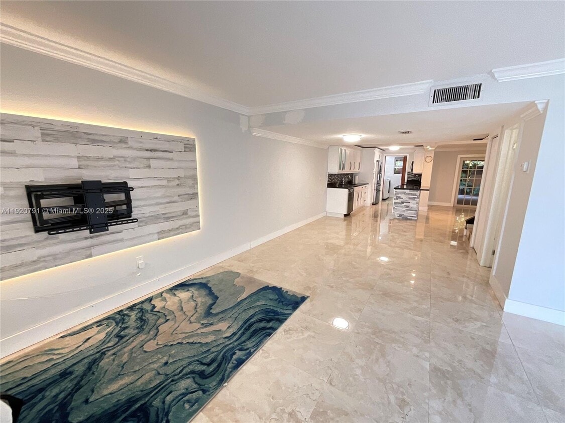 Foto principal - 936 W 79th Pl