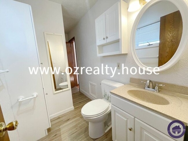 Foto del edificio - 215 E Reed Ave