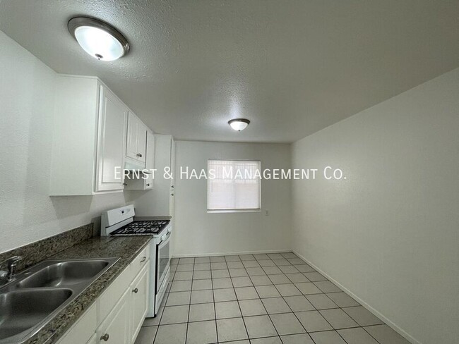 Building Photo - Fantastic 2 Bedroom Apartment with Parking!