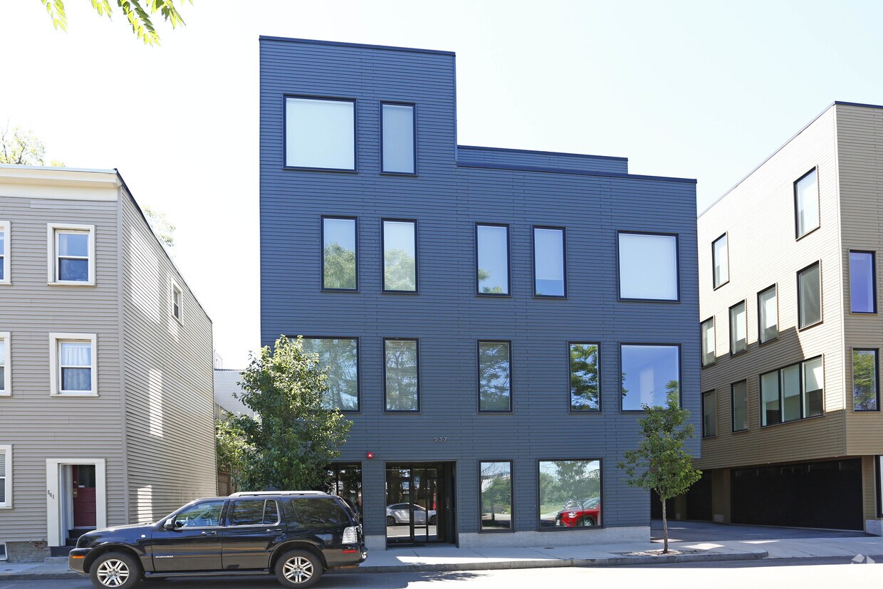 Building Photo - 537 E 1st St