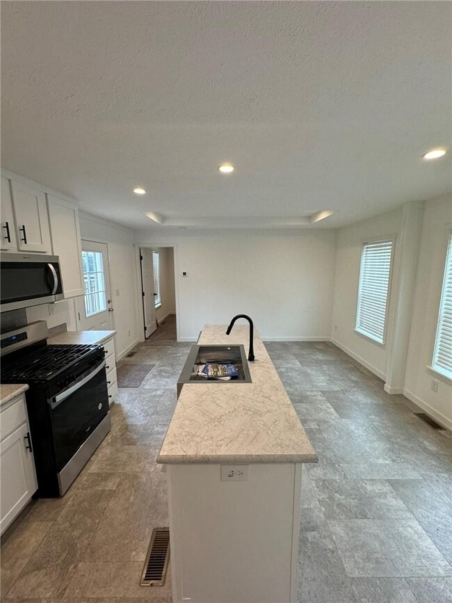 Building Photo - 8 Palisades Park Dr