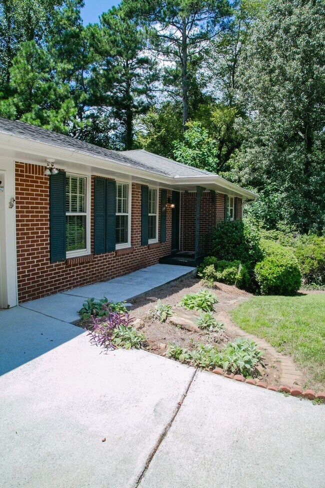Building Photo - Upgraded Brick Ranch with In-law Suite in ...